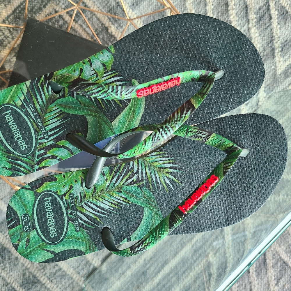Womens Havaianas Slippers- size 6